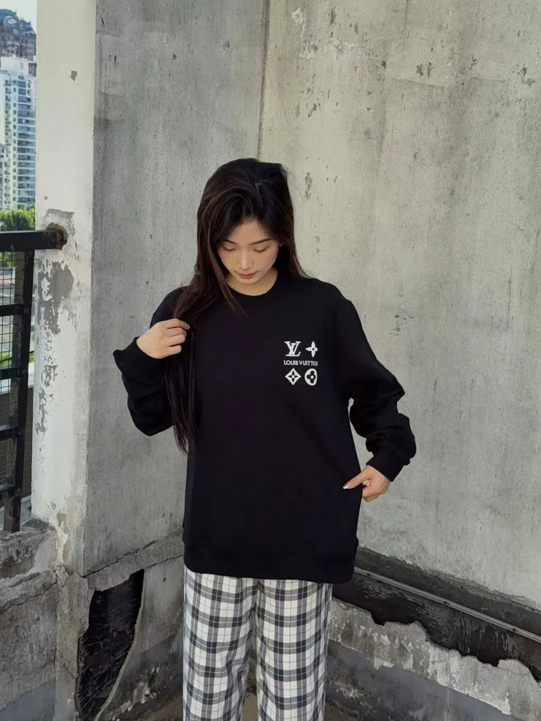 Louis Vuitton/Louis Vuitton 25Fw chest four-flower embroidery crew neck sweatshirt